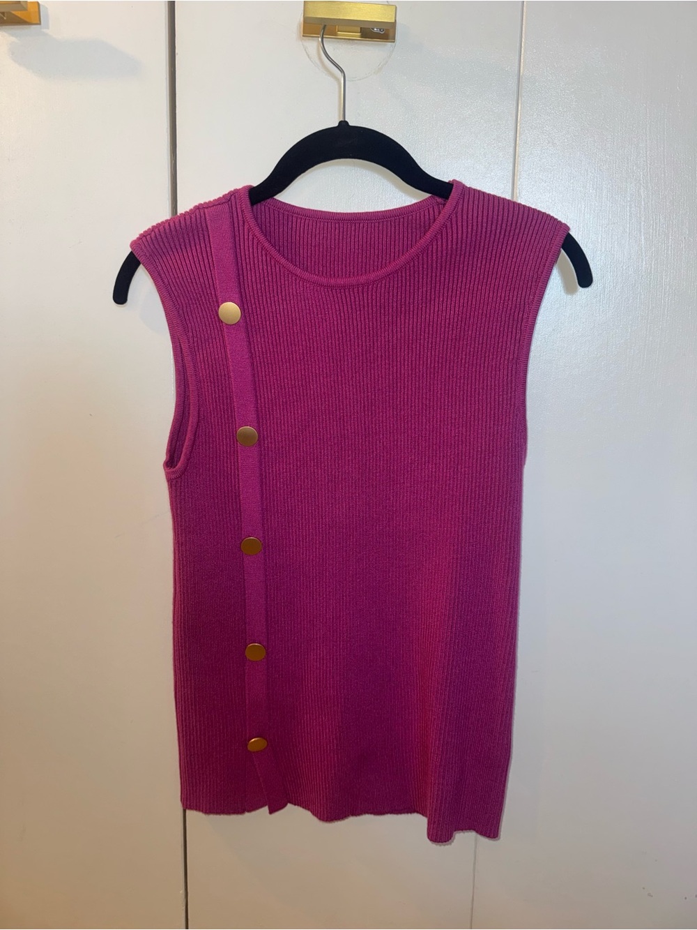 SHEIN Fuchsia Sleeveless Ribbed Knit Top with Gold Buttons
